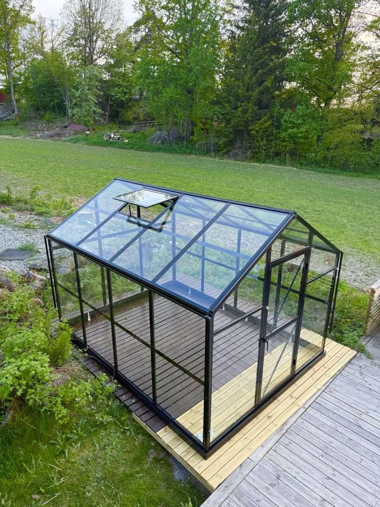 Drivhus Fagernes. Elegant drivhus med stormgaranti Drivhus Fagernes 335x253x230cm