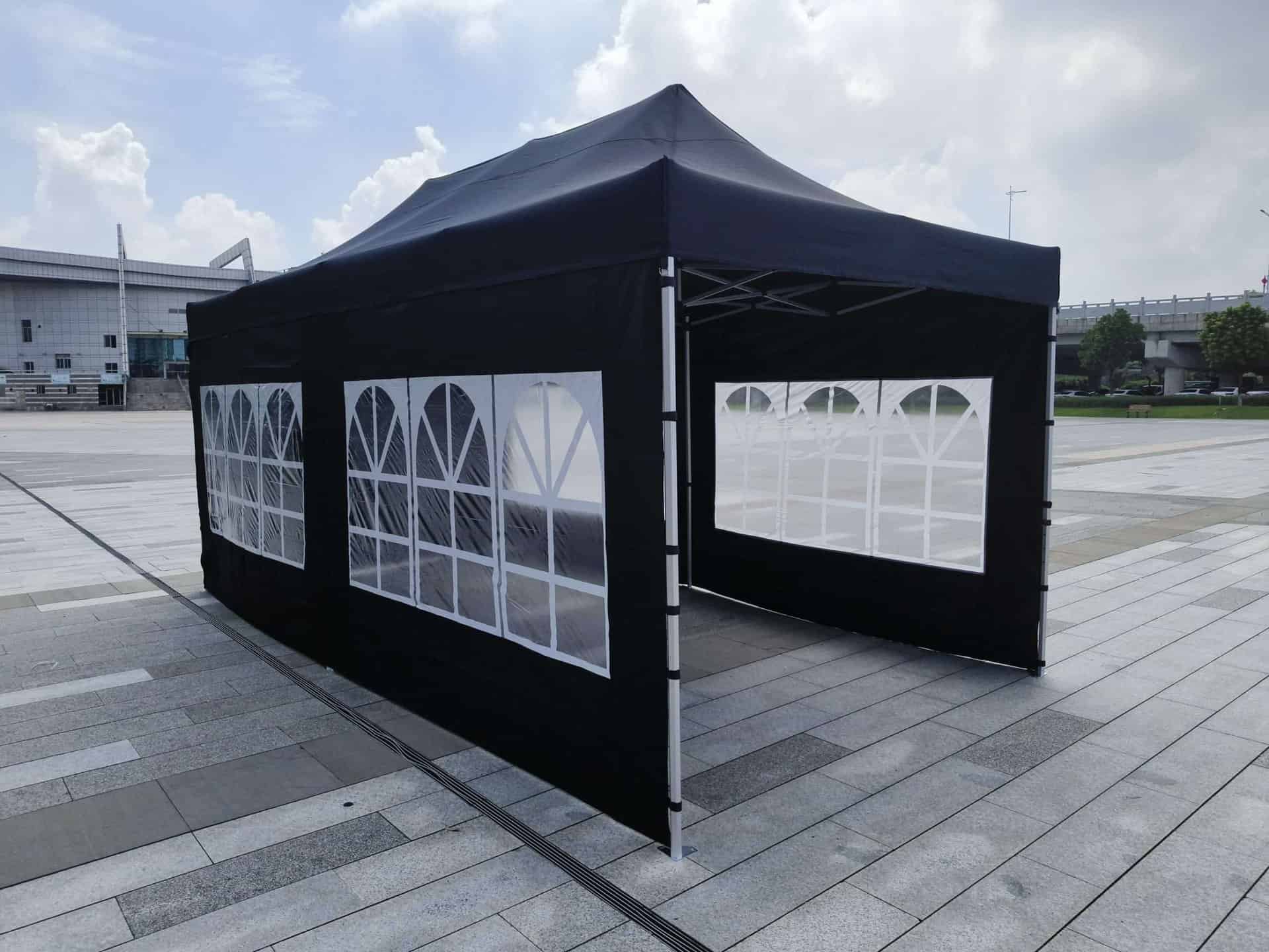 Outdoor tent with black walls and windows. Kaiser PRO+ 40 Pop-up Partytelt 3x6m – Inkludert 4 vegger