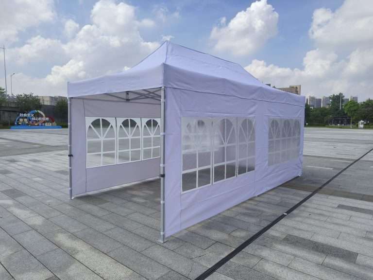 Outdoor party tent with white walls and windows. Kaiser Xtreme 50 Pop-up Partytelt 3x6m – Inkludert 4 sidevegger