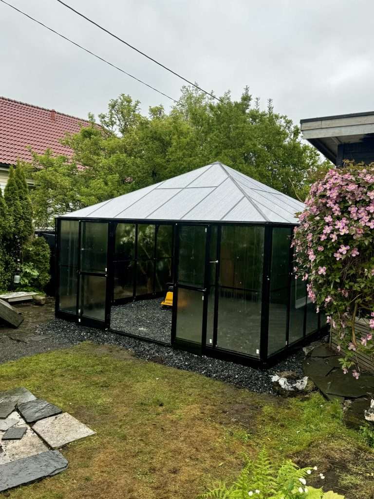 Stort og billig drivhus. Solid drivhus. Drivhus i høy kvalitet.