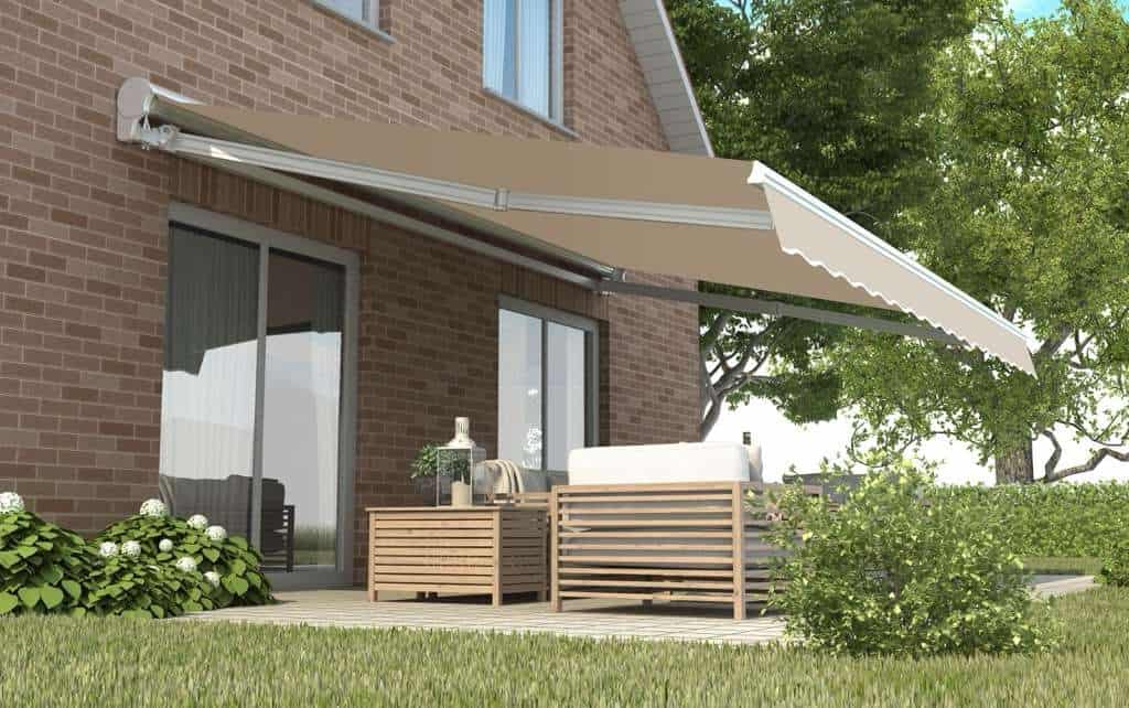 Terrassemarkise fra Fasadenor Hvit kassettmarkise med motor og fjernkontroll 450x300cm