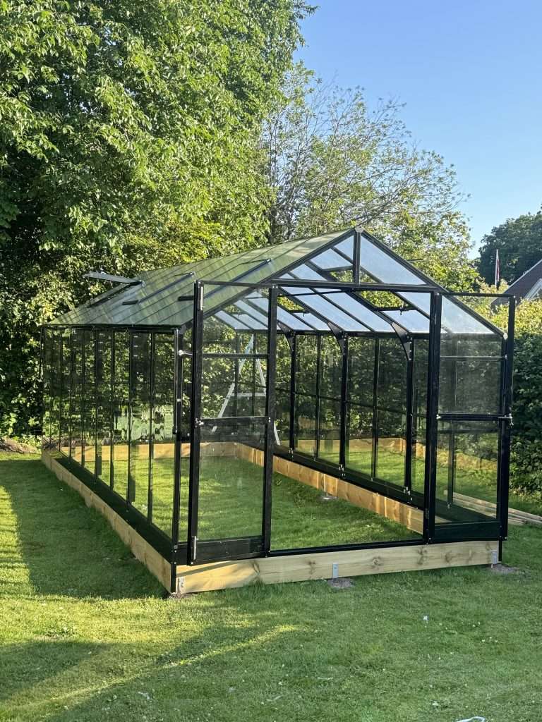 Greenhouse Bergen. Elegant greenhouse with pedestal Greenhouse Bergen XL 619x278x245 cm