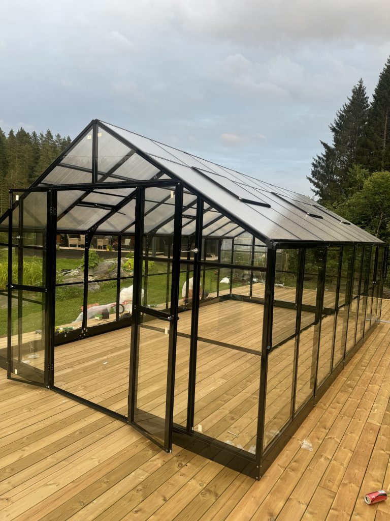 Drivhus med store takluker. Perfekt for nordisk klima