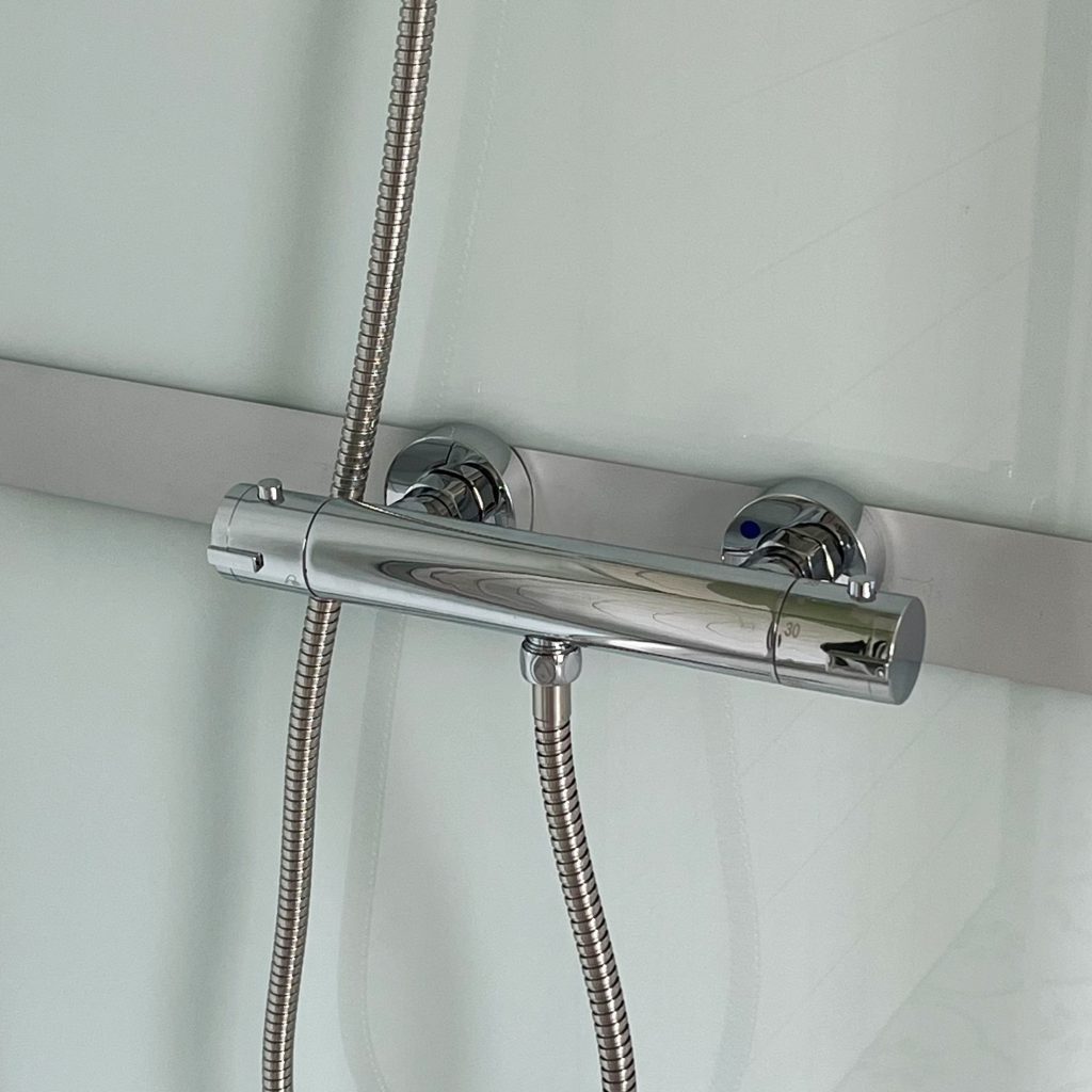 Shower cabin. Cheap shower. Shower cubicle with tempered glass. Walk-in shower with bathtub. Shower cabins in Norway. Bathroom products