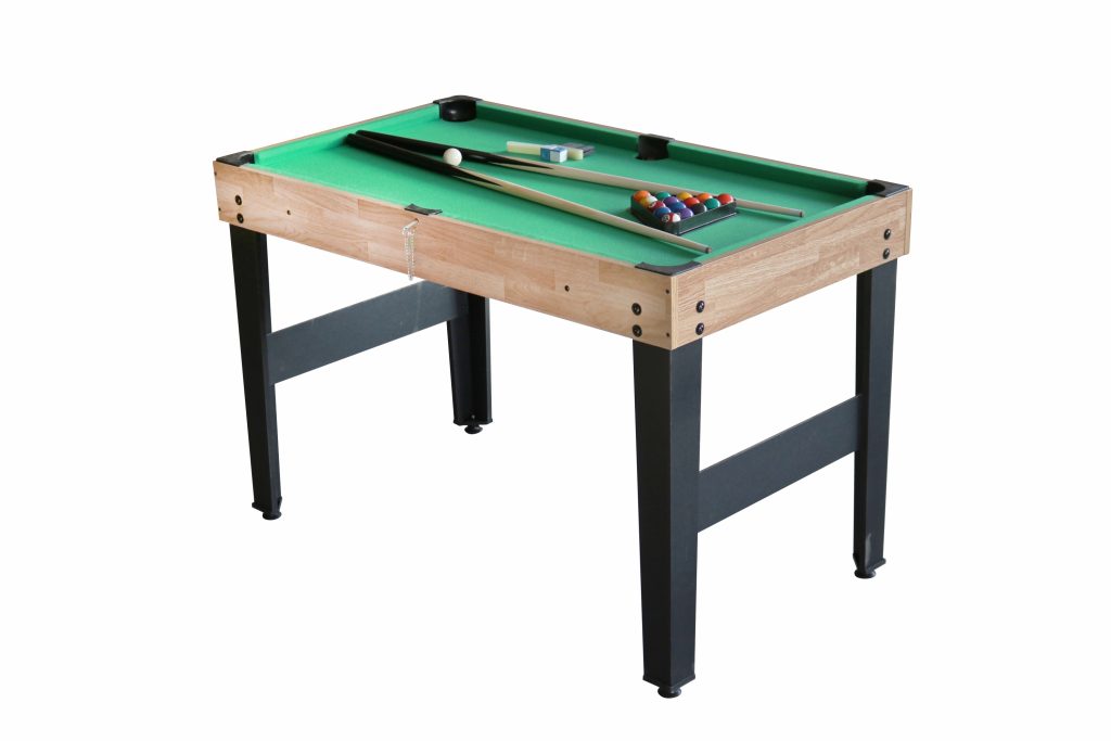 10 forskjellige spill i ett spillbord. Sjakk, bordtennis, biljardbord, airhockey, pokerbord og shufflebord