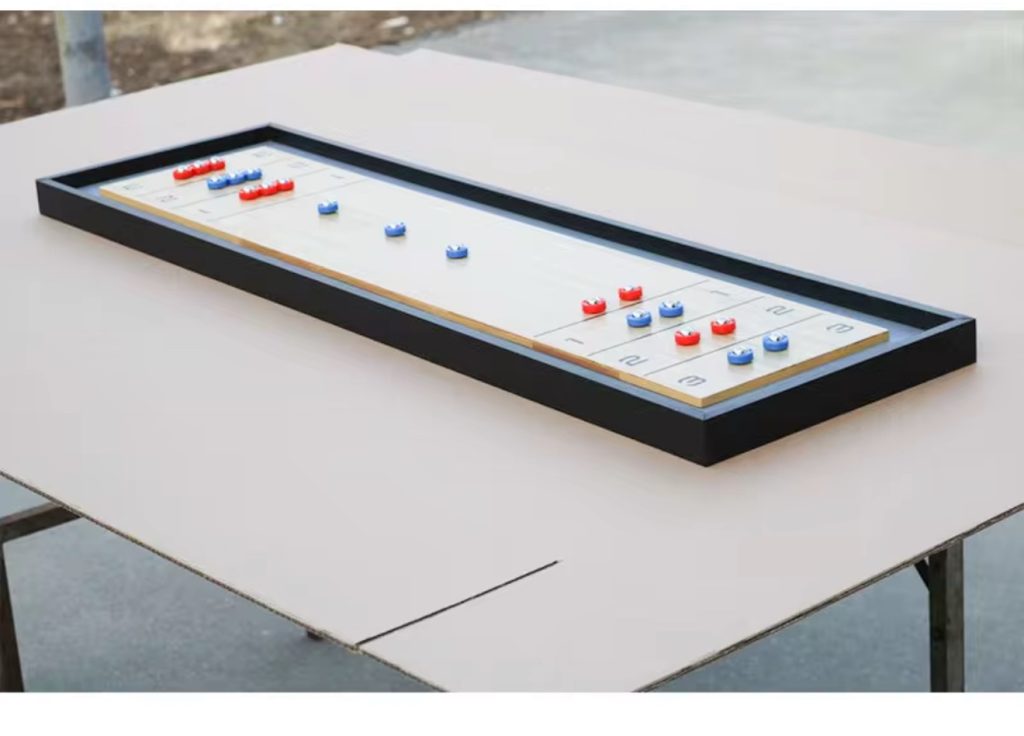 10 forskjellige spill i ett spillbord. Sjakk, bordtennis, biljardbord, airhockey, pokerbord og shufflebord