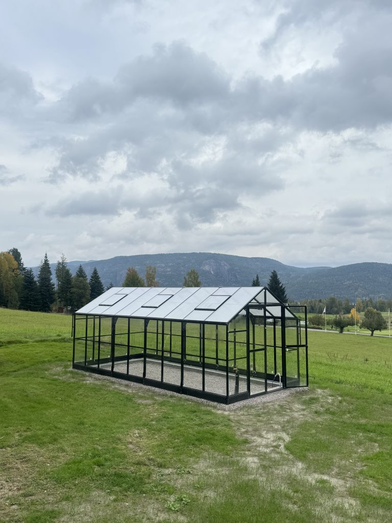 drivhus Bergen XL. Solid drivhus for tøft klima. Drivhus i aluminium. Drivhus med herdet sikkerhetsglass