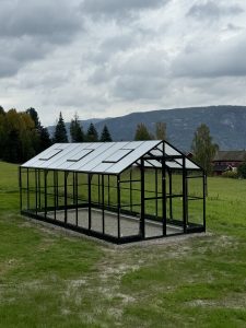 drivhus Bergen XL. Solid drivhus for tøft klima. Drivhus i aluminium. Drivhus med herdet sikkerhetsglass