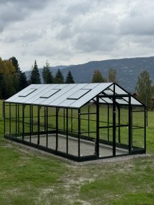 drivhus Bergen XL. Solid drivhus for tøft klima. Drivhus i aluminium. Drivhus med herdet sikkerhetsglass Drivhus Kragerø XL 548x278x245 cm , 15.2 m2